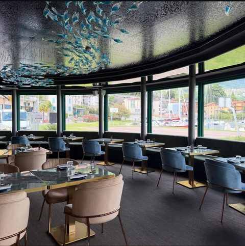 La sala panoramica di Yotto con vista sul porto di Lovere